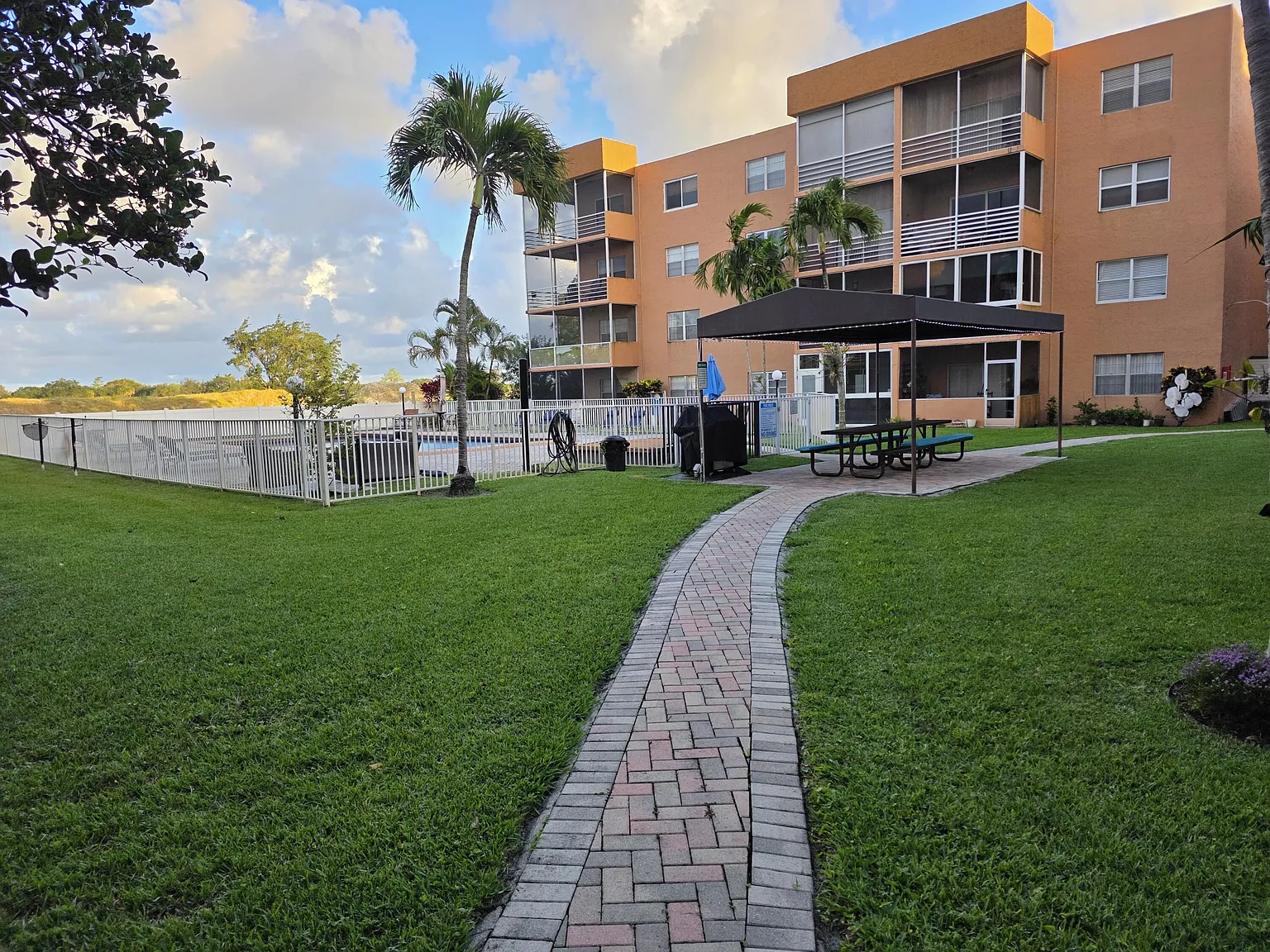 1 bed, 1.0 bath, 725 sqft, $1,300 — Photo 1