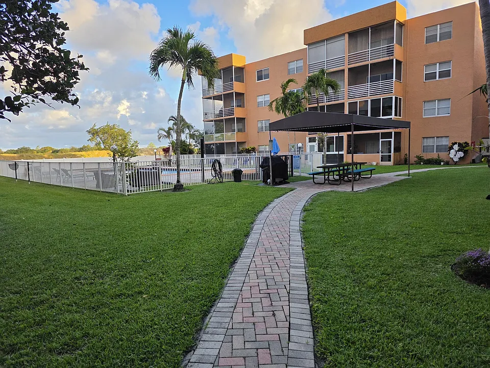 3048 Sunrise Lakes Dr #412