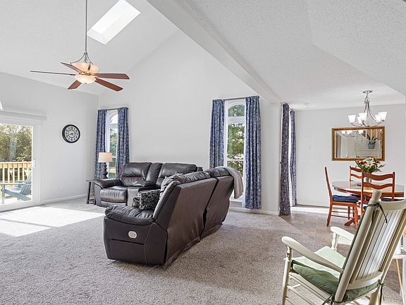 5th image of 425 E Lake Cir