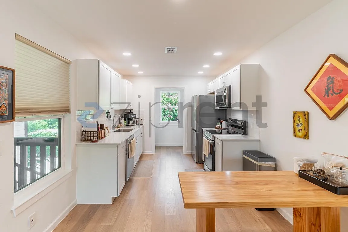Davis Square Condominiums — Photo 4