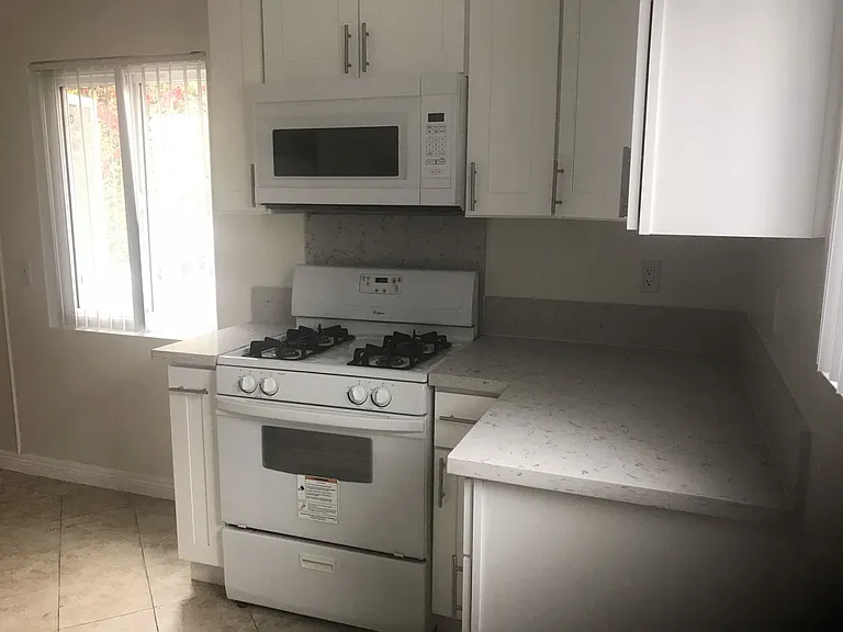 85 N Craig Ave — Photo 11