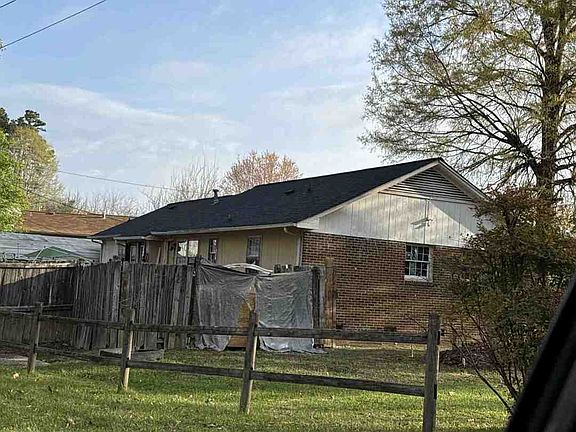 3rd image of 1920 Amber Ln