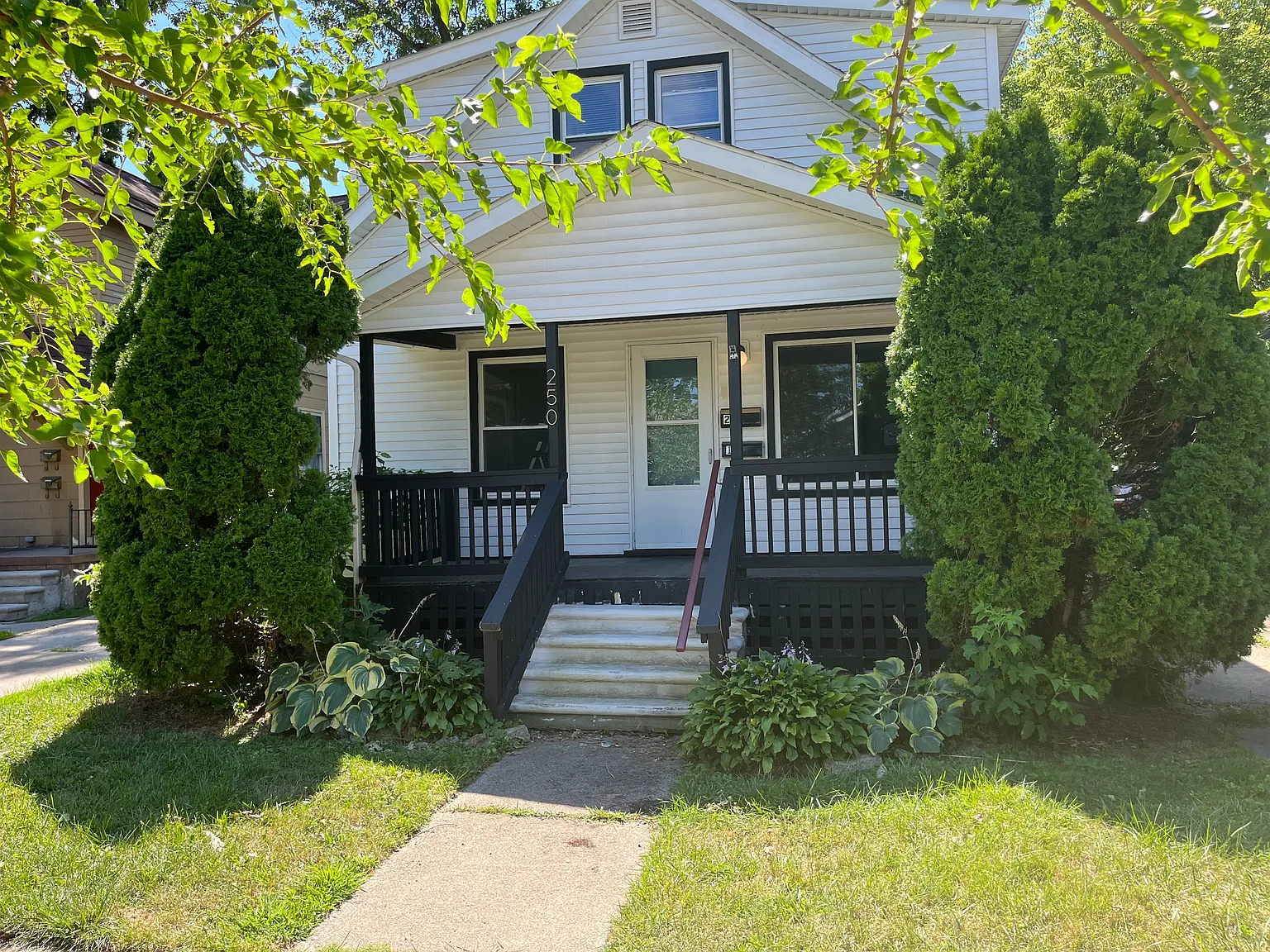 2 bed, 733 sqft, $1,300 — Photo 1