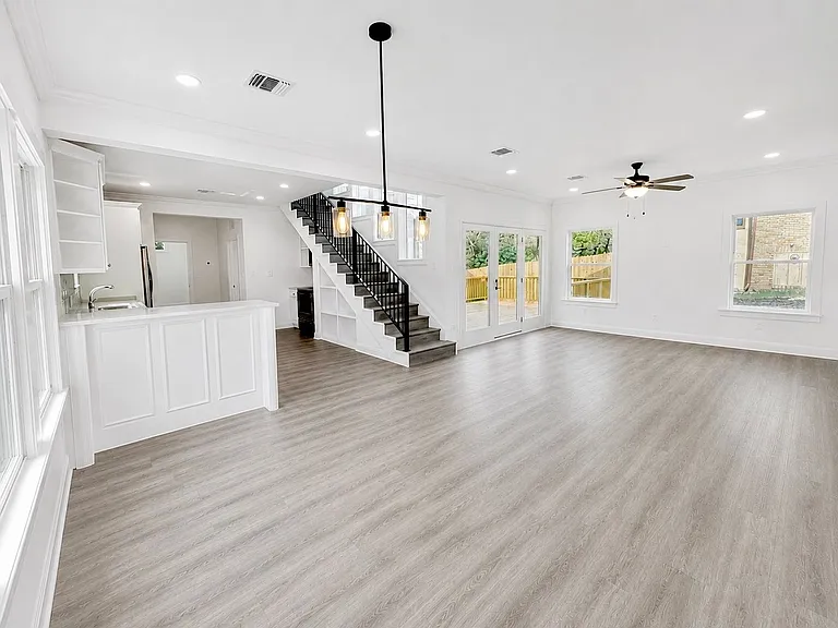 804 E Dean Keeton St — Photo 8