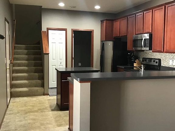 2nd image of 853 Willow Glen Ct