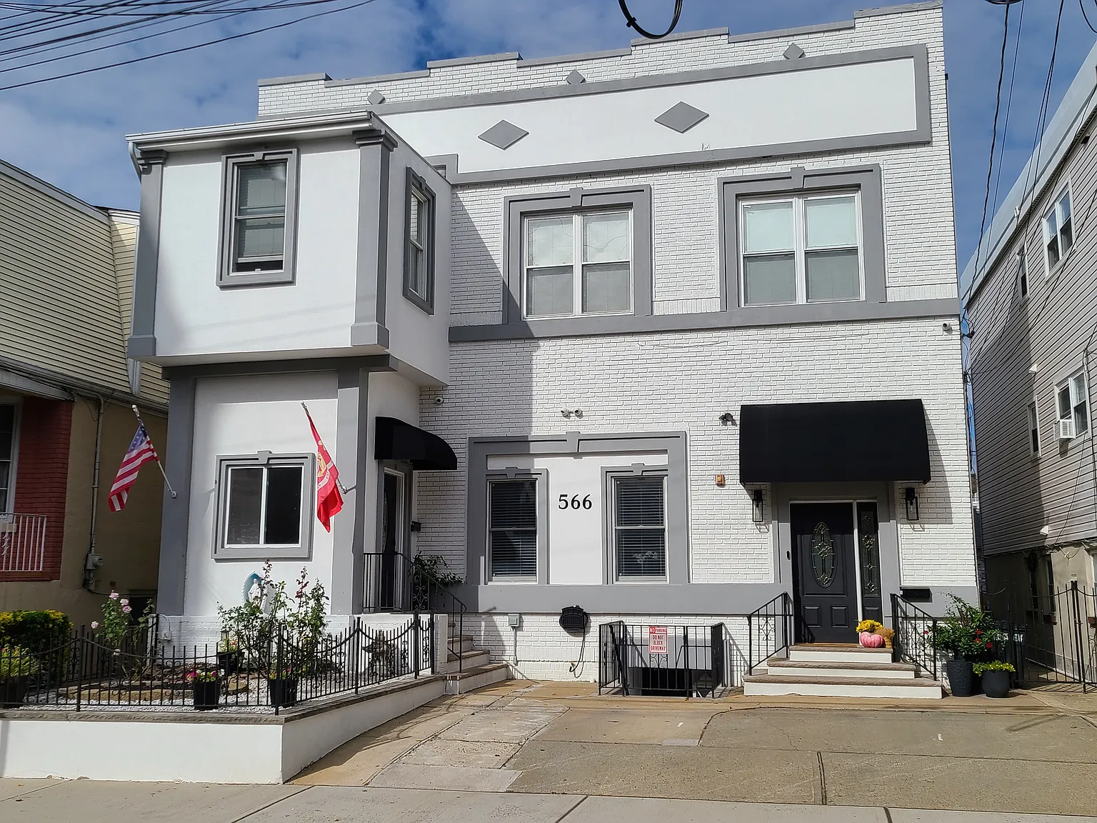 3 bed, 975 sqft, $2,600 — Photo 1