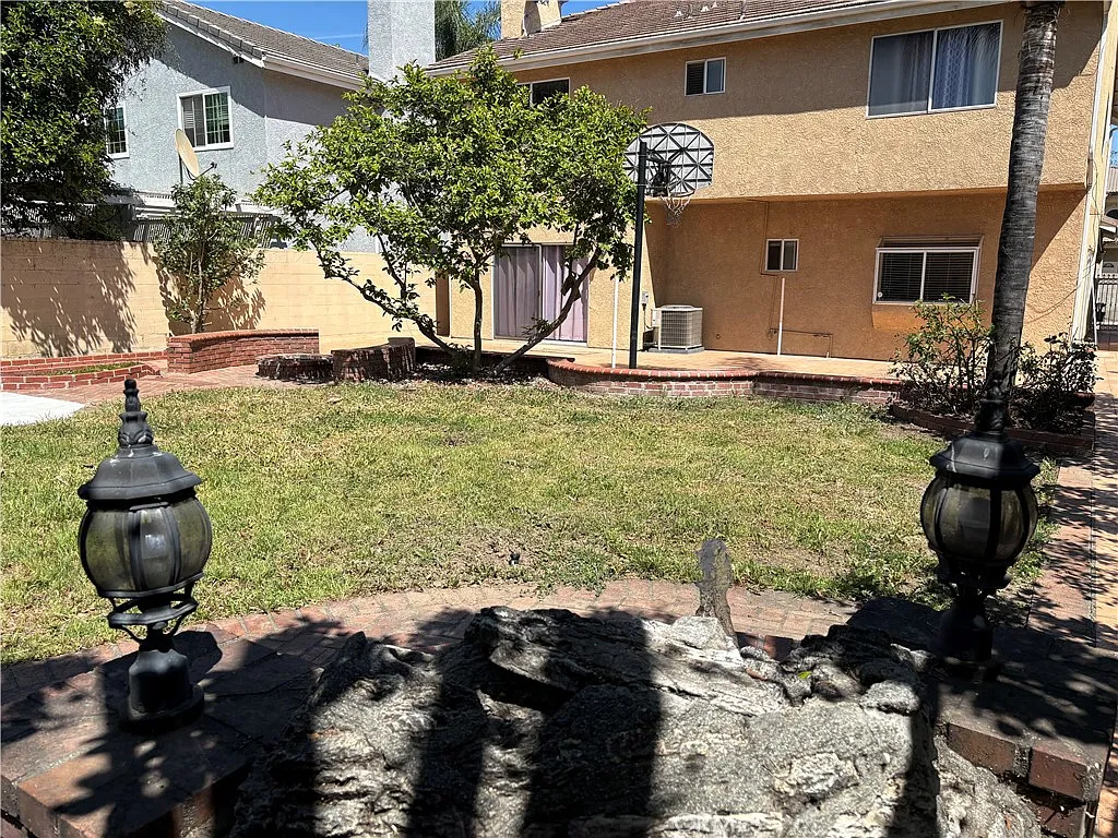 4 bed, 2.5 bath, 2566 sqft, $5,200 — Photo 4
