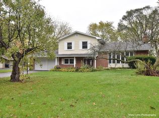 38 Woodland Hills Rd, Batavia, IL 60510