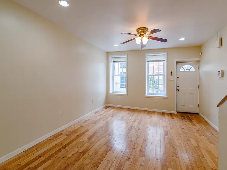 2134 Sears St — Photo 6