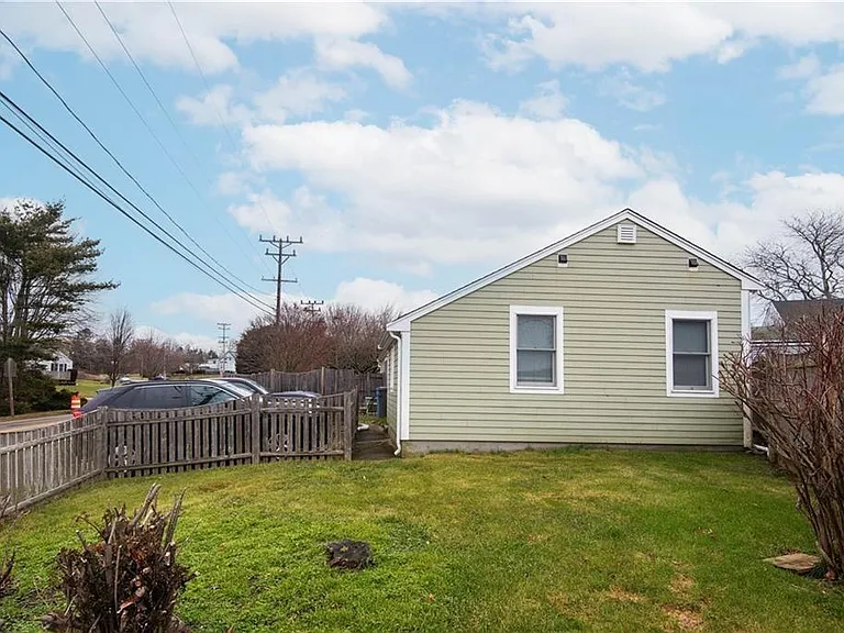 391 Aquidneck Ave — Photo 14