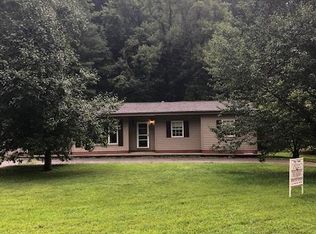 26 Dixie Dr, Hagerhill, KY 41222