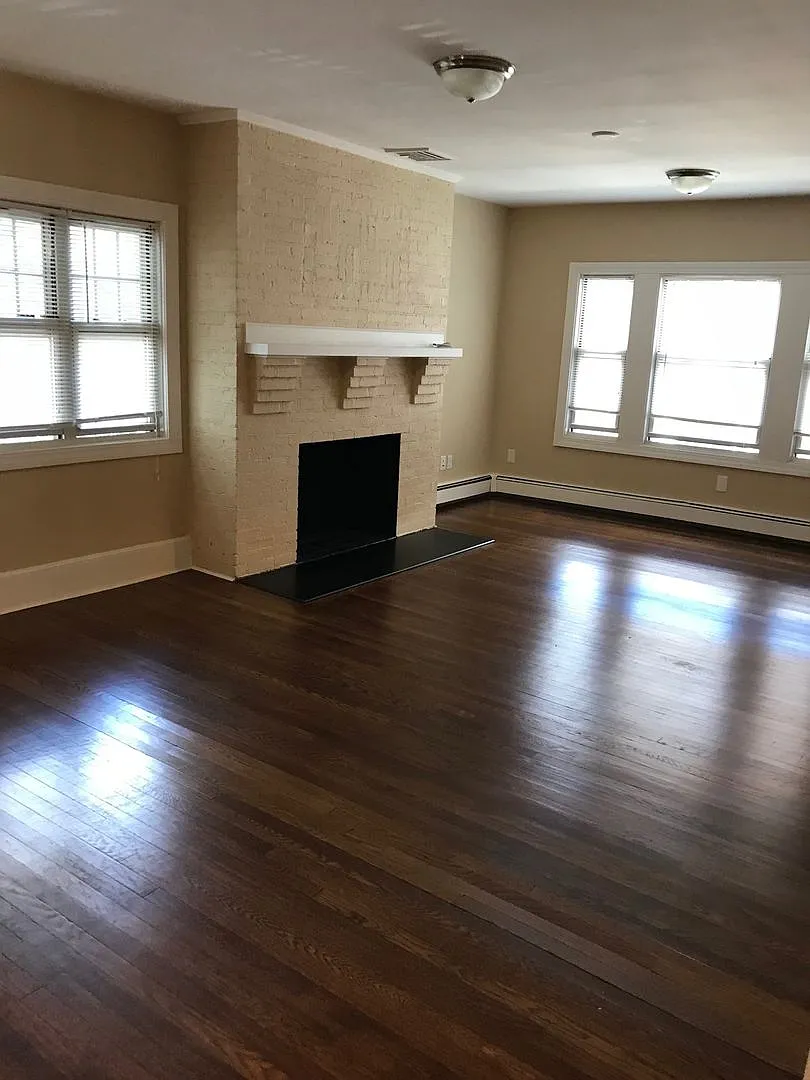 Charming 4 Bedroom — Photo 3