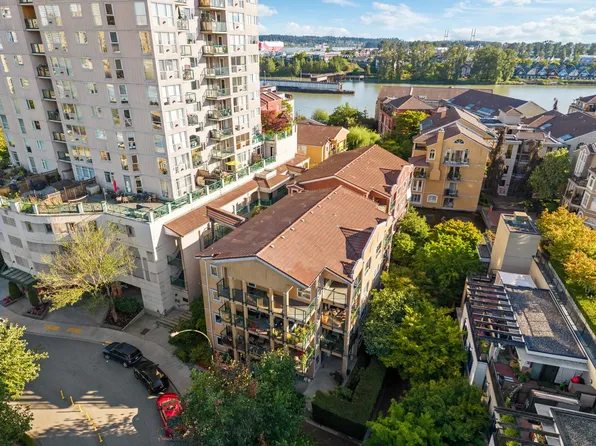 12 Laguna Ct Unit 302, New Westminster, BC V3M 6W4