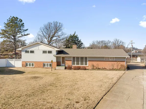 2042 Quincy Cir, Salina, KS 67401
