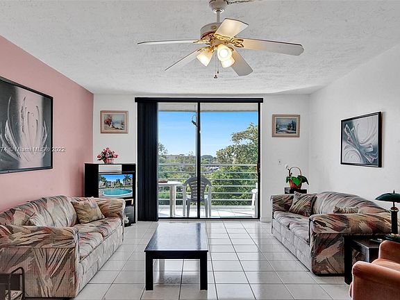 4th image of 2801 Somerset Dr APT 414