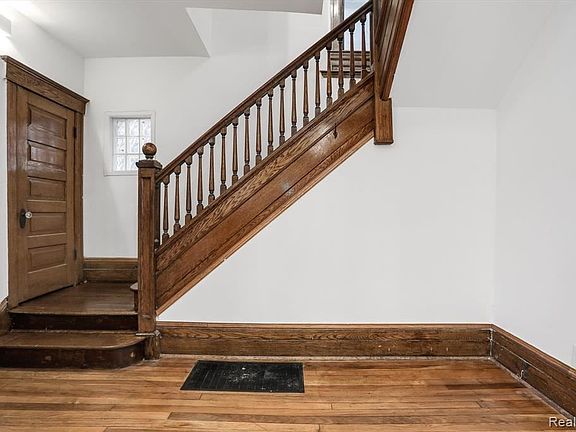 5th image of 2511 Baldwin St