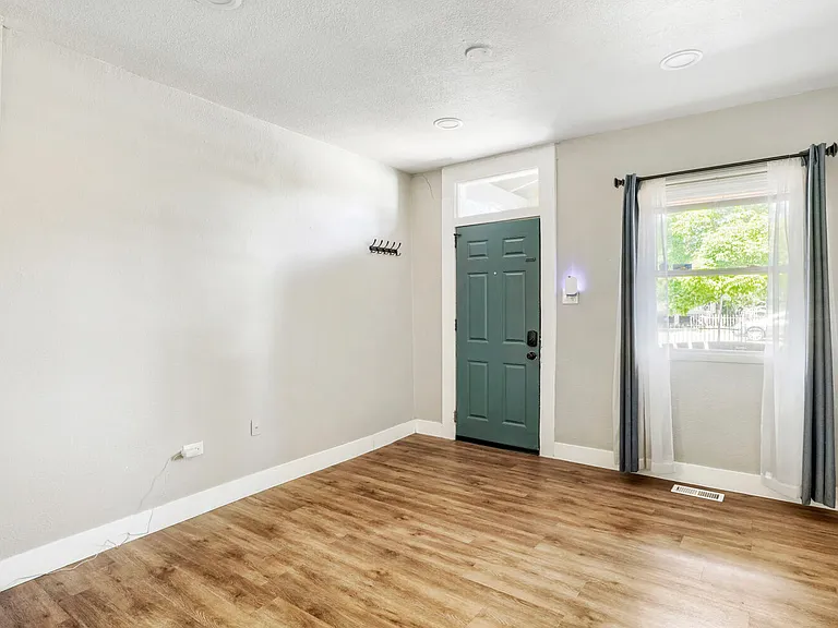 802 W 4th Ave — Photo 6