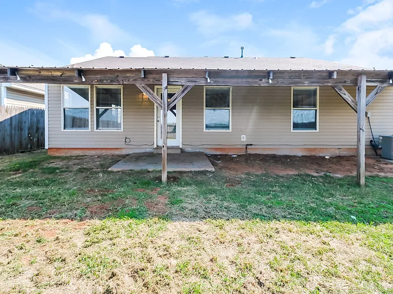 1101 Edinburg Dr — Photo 16