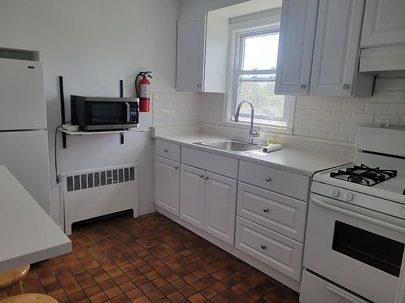 2nd image of 172 Grand St