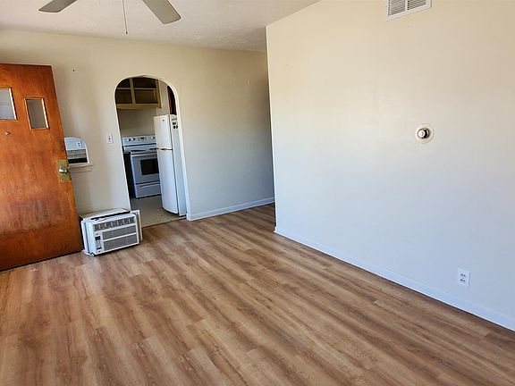 3rd image of 121 1/2 N Hayes Ave