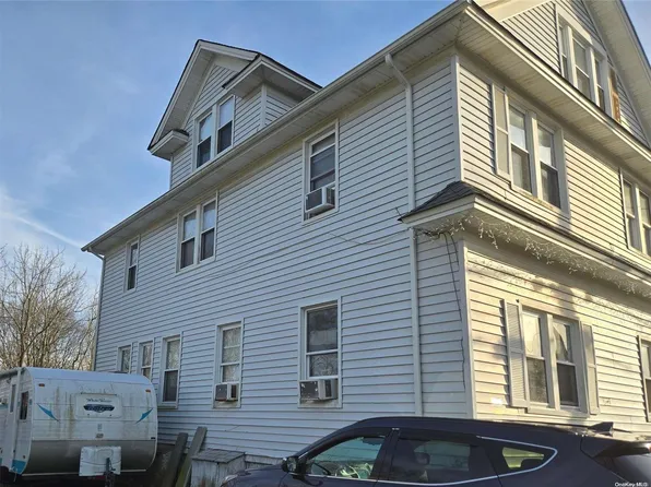 26 Swayze Street, Sayville, NY 11782