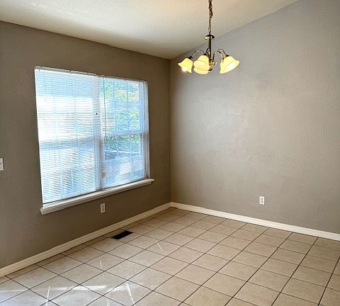 3rd image of 15 Stowehead Ln