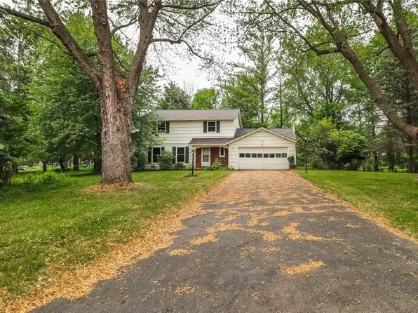 8 Wishing Well Cir, Penfield, NY 14526