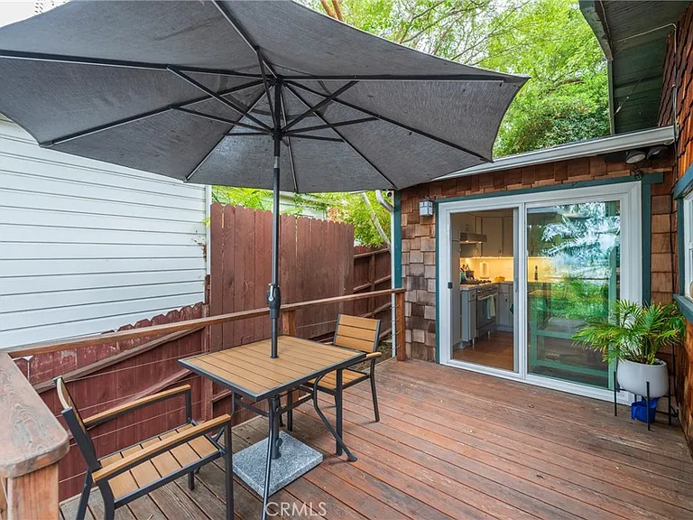 526 Crane Blvd — Photo 16
