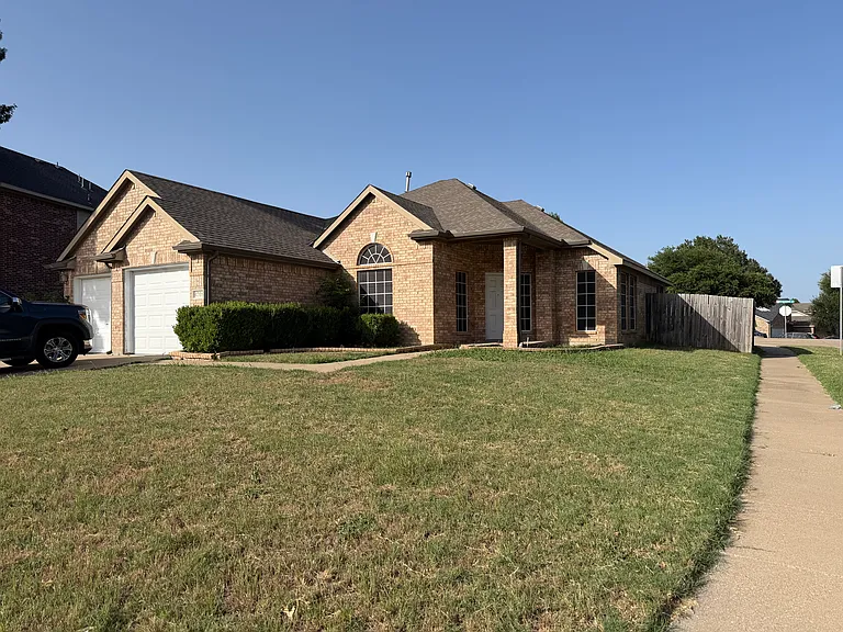 4708 Hatton Dr — Photo 2