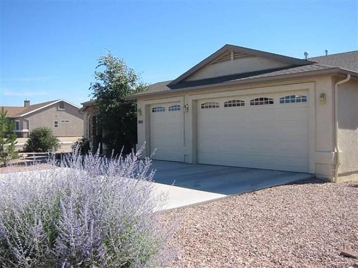 Front of home, 3car gar