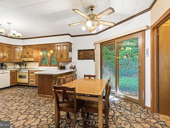 4th image of 390 Wind Ave