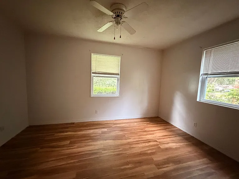 505 E Holly St — Photo 4
