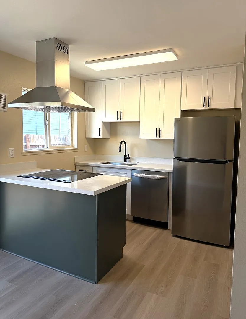 Beautifully Remodeled Craftsman Duplex in University Park Neighborhood in N. Portland — Photo 3
