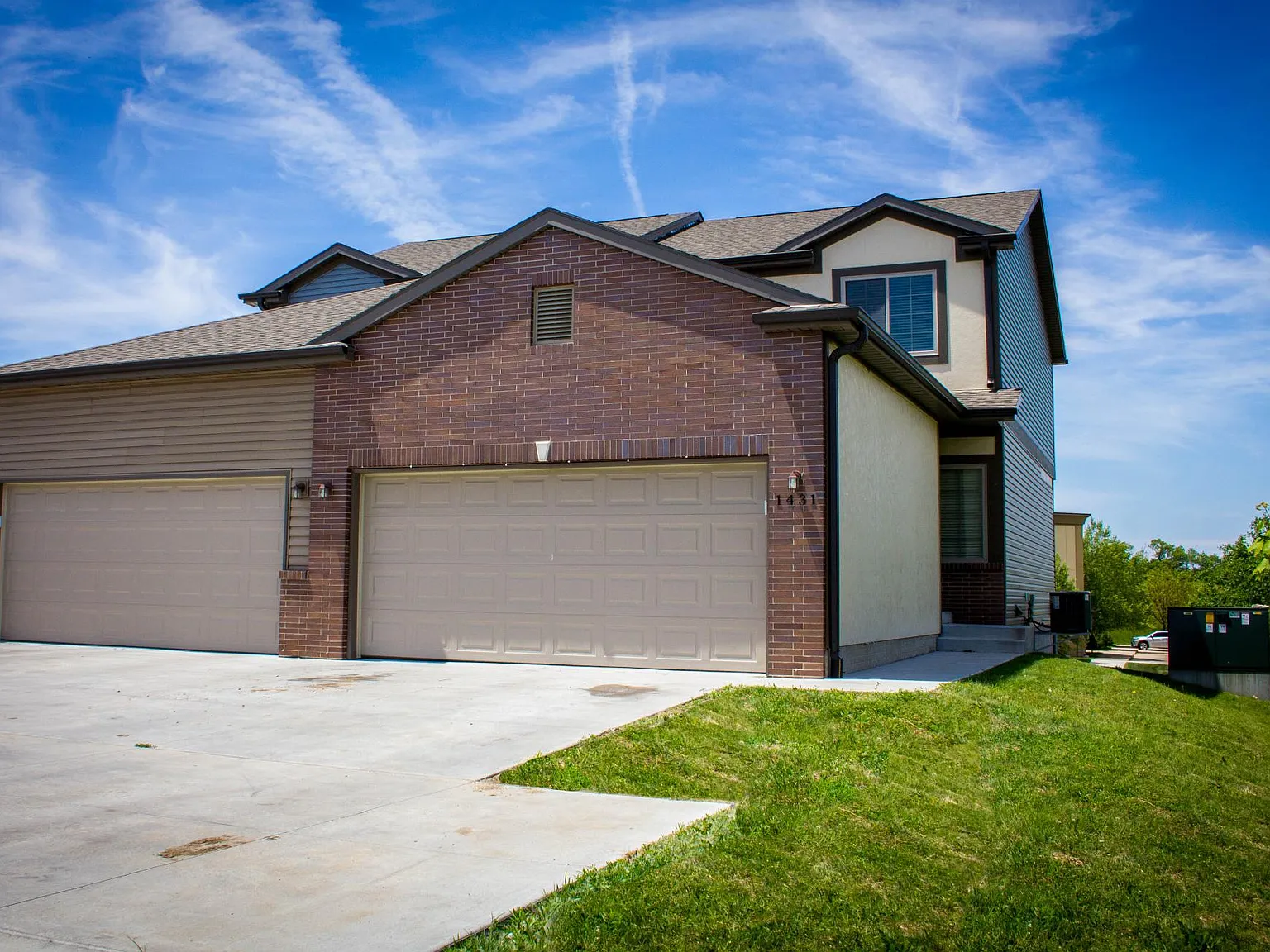 4 bed, 3.5 bath, 1576 sqft, $2,695 — Photo 1
