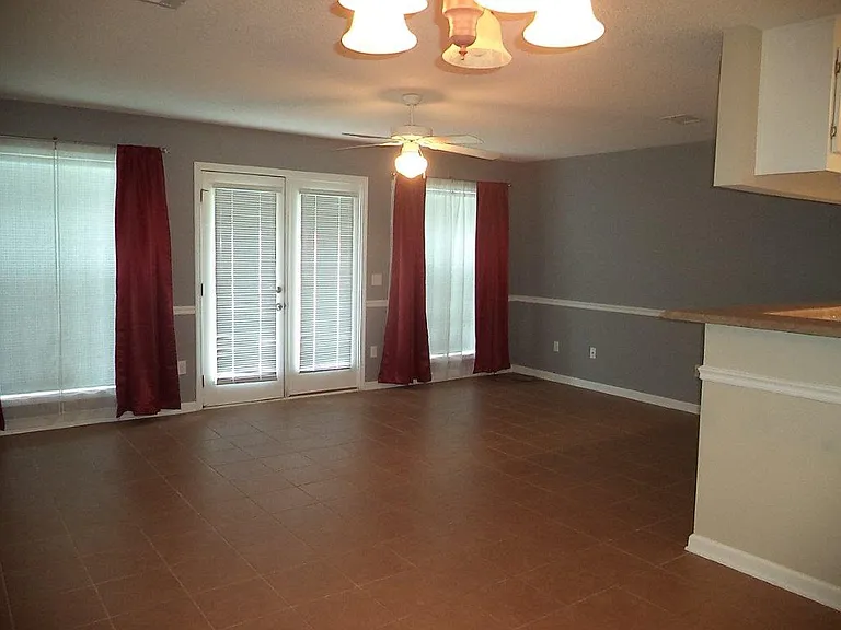 203 Winthrope Ln — Photo 4