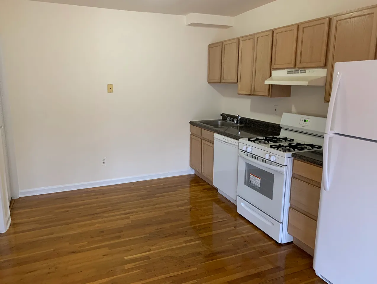 2 bed, 950 sqft, $3,895 — Photo 2
