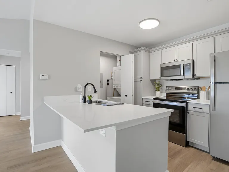 Deer Valley Apartments — Photo 17