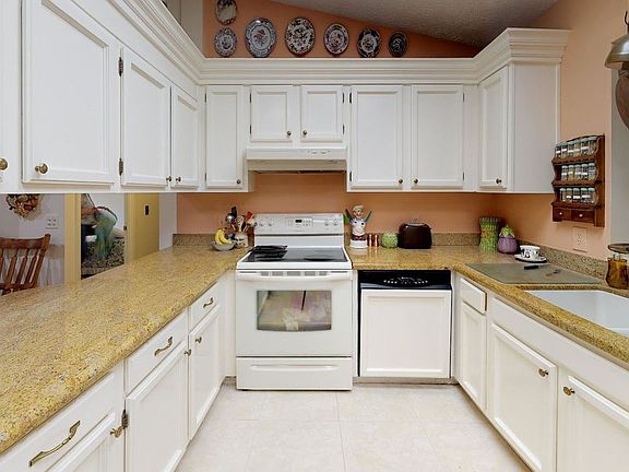 4th image of 487 NW Sherbrooke Ave