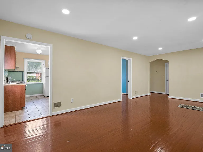 10112 Sutherland Rd — Photo 7