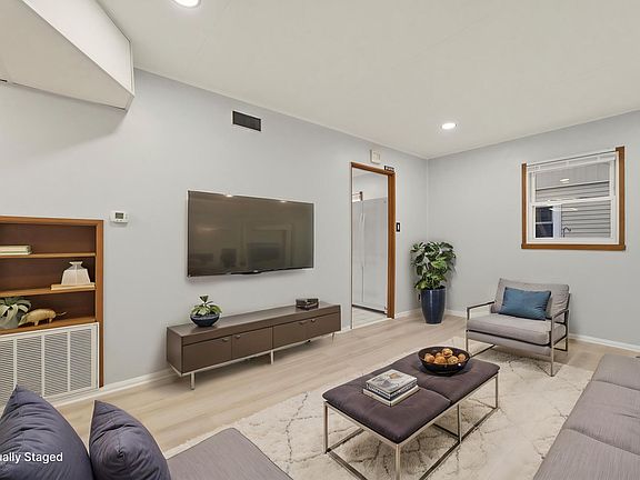 3rd image of 1115 Springland Ave
