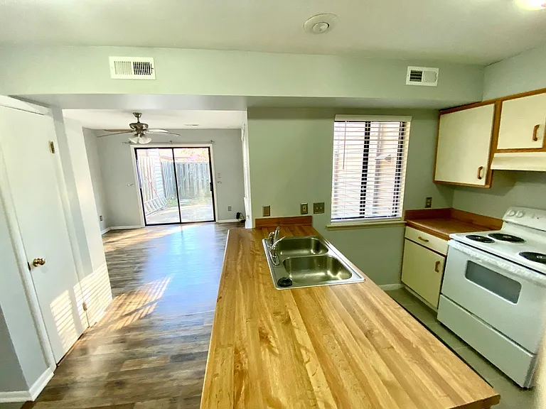 1116 N Green Dr — Photo 6