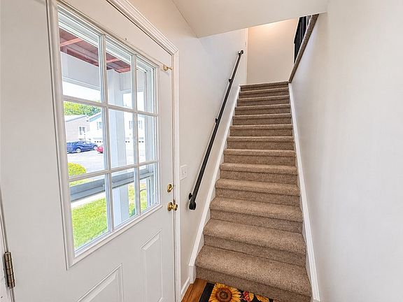 5th image of 38 Arrowhead Way S