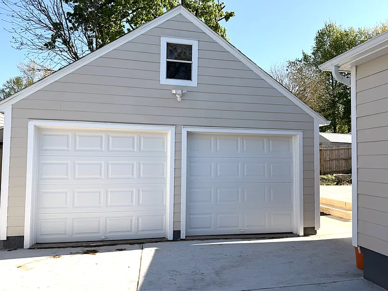 409 Pleasant St — Photo 17