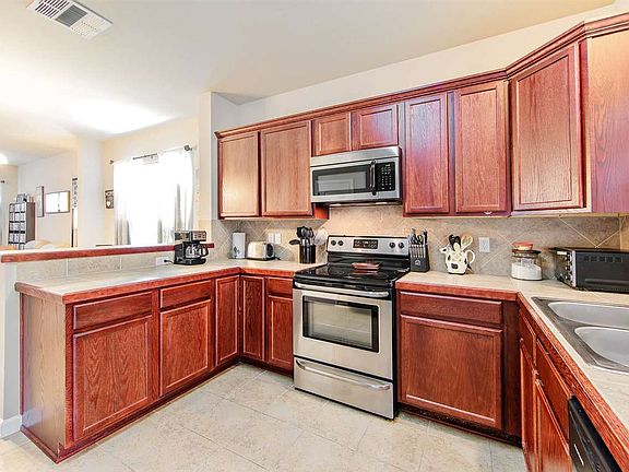 5th image of 135 Southern Cir