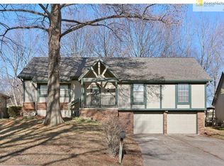 1106 NE Oak Tree Dr, Lees Summit, MO 64086