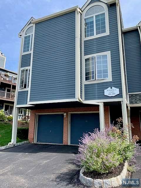 1st image of 195 Surrey Ct