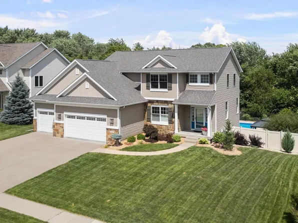 5727 Charlie Chase Ln, Bettendorf, IA 52722