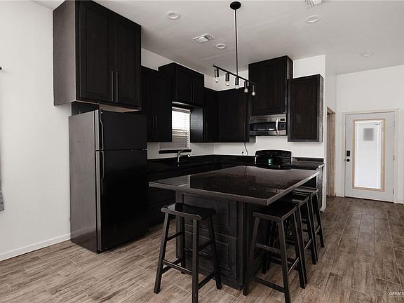 5th image of 3913 Miguel St