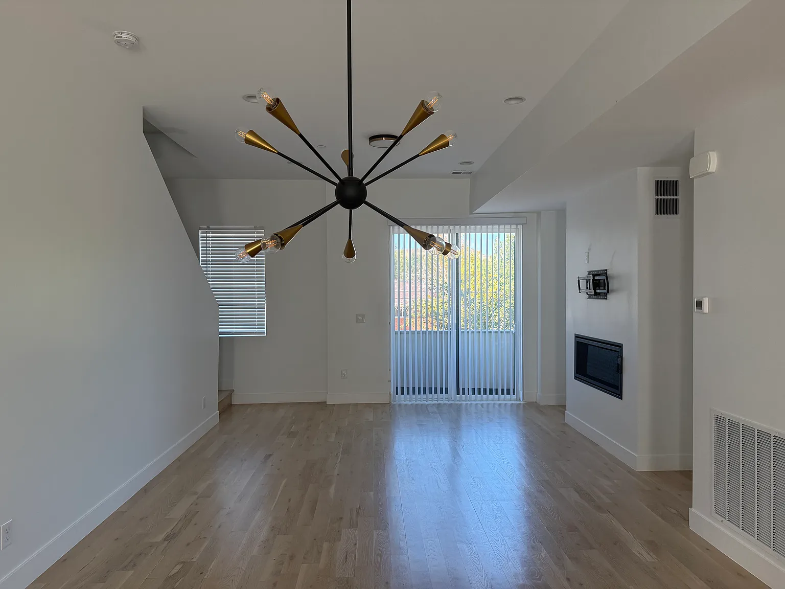 3 bed, 3.5 bath, 1815 sqft, $3,350 — Photo 2