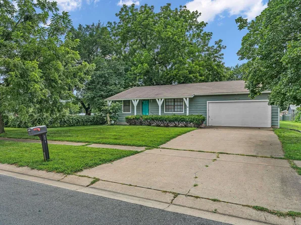 2835 SW Kingsrow Rd, Topeka, KS 66614